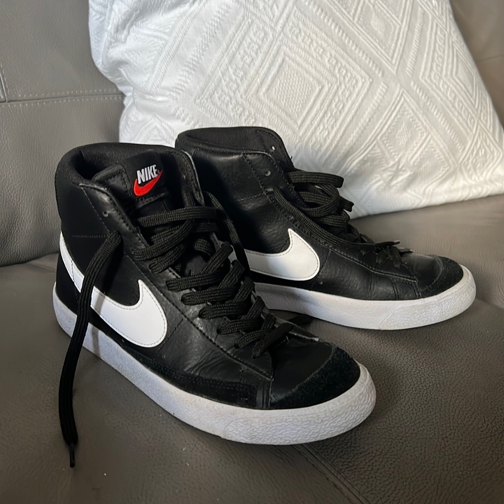 NIKE LEATHERY COOL sneaks